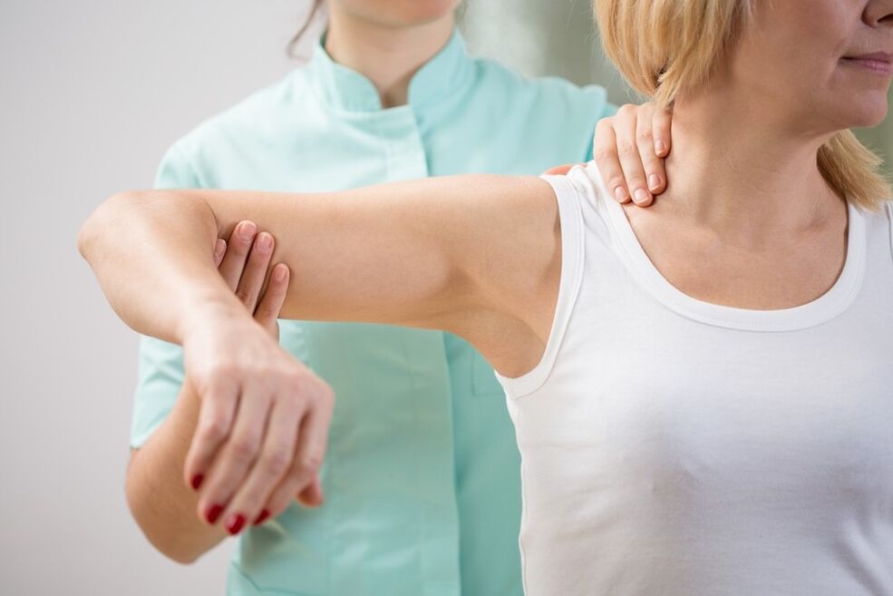 Pagsusuri ng isang doktor na may cervical osteochondrosis